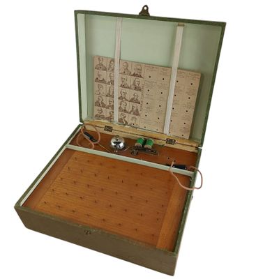 une valise contenant une boîte en bois à l'intérieur