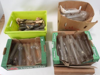 trois cartons de bouteilles de vin vides posés sur une table