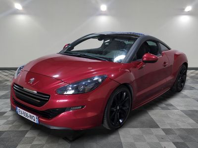 une photo d'une voiture de sport rouge garée dans un garage