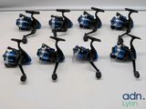 de nombreux modèles différents de moulinets de pêche alignés sur une table