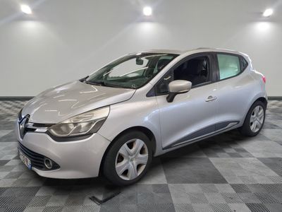 la voiture argentée est garée dans le garage sur le sol en damier