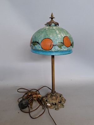 une lampe posée sur une table et munie d'un abat-jour
