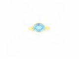 une bague en or sertie d'une topaze bleue