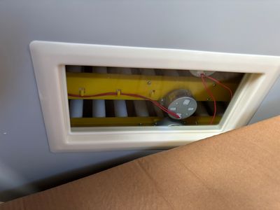 une boîte contenant un petit appareil électronique