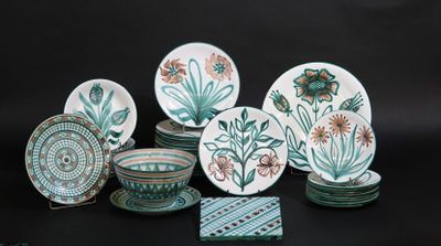 de nombreuses assiettes et bols décorés, posés sur une table