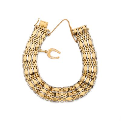 un gros plan sur un bracelet en or muni d'un fermoir en or
