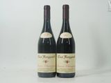 deux bouteilles de vin rouge posées sur une table blanche