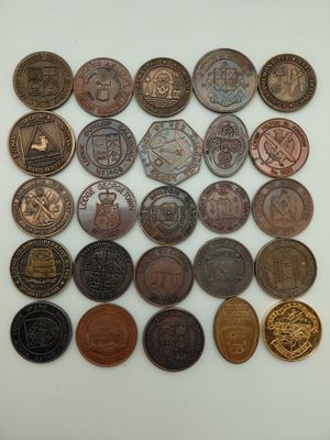 gros plan d'un paquet de pièces de monnaie posé sur une table