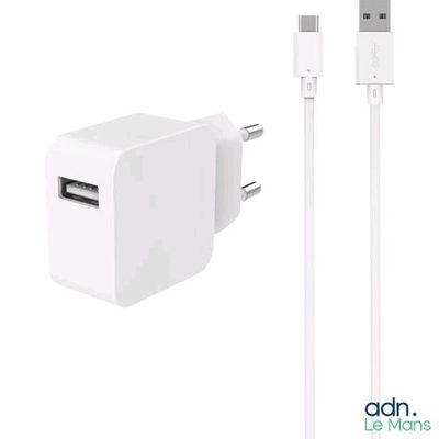 une image représentant un chargeur blanc et un câble USB qui y est branché