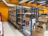 de nombreux cartons et boîtes sur les étagères de l'entrepôt