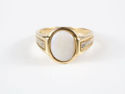 Bague en or jaune sertie d'une opale ovale, les épaules agré…