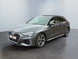 une Audi RS break grise garée dans une pièce blanche