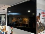 un grand téléviseur accroché au mur dans un magasin
