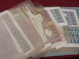 une pile de timbres posée sur une pile d'enveloppes