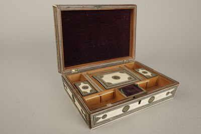 une boîte argentée et blanche contenant un miroir