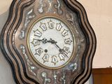 une horloge qui se trouve sur le mur d'un bâtiment
