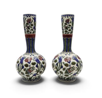 une paire de vases ornés de motifs floraux sur un fond blanc