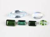 un ensemble de trois pierres précieuses de couleurs différentes posées sur une surface blanche