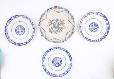 Trois grandes assiettes anciennes on y joint un un plat creu…
