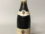 une vieille bouteille de vin posée sur une table