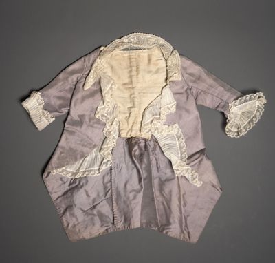 un vieux manteau violet orné de dentelle blanche au col et aux poignets