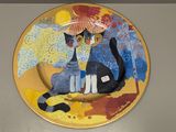 une assiette sur laquelle est représenté un chat et un oiseau