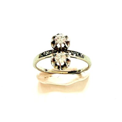 une image d'une bague en diamant sur une surface blanche