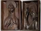sculptures représentant une femme et un homme tenant une bougie, dans un coffret en bois