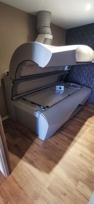 une photo d'une chambre avec un lit dedans