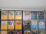 de nombreuses cartes Pokémon exposées au mur