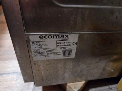une boîte métallique sur laquelle est apposée une étiquette portant la mention « ecomax »