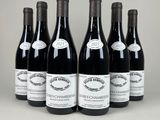 six bouteilles de vin sont alignées dans une rangée