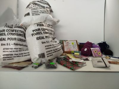 une peluche posée sur une table