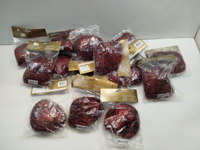 de nombreuses pelotes de laine emballées dans des sacs en plastique, posées sur une table