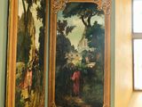 une peinture accrochée au mur d'une pièce dotée d'une fenêtre et une peinture accrochée au mur