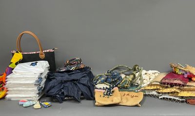 un tas de vêtements et un sac à main posés sur une table