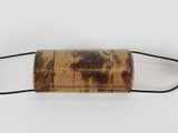 perle en bois avec une perle rouge, enfilées sur un fil
