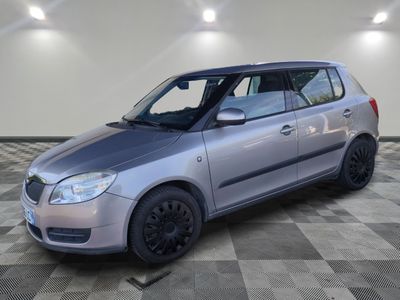 la photo d'une petite voiture argentée garée dans un garage