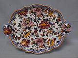 une assiette avec un motif floral sur une table