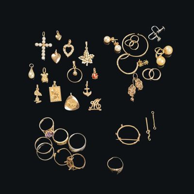 une collection de bijoux en or comprenant des bagues, des bracelets et des anneaux