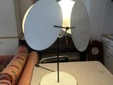 un salon avec un canapé et une table sur laquelle se trouve une lampe
