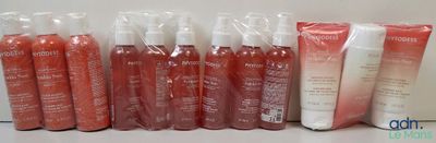 Plusieurs types de produits de soins de la peau sont alignés sur un comptoir.