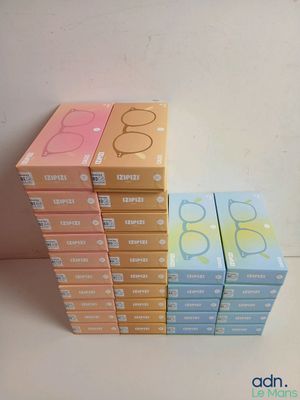 quatre boîtes de lunettes sont empilées les unes sur les autres