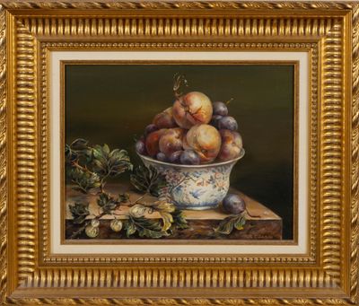 une peinture à l'huile représentant un bol de prunes et d'autres fruits posés sur une table