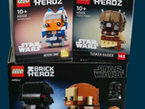 deux boîtes de figurines Lego Star Wars exposées