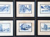 six tableaux encadrés, bleus et blancs, représentant des bateaux, alignés les uns à côté des autres