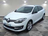 la voiture blanche est garée sur un carrelage à carreaux