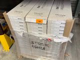 une pile de boîtes empilées les unes sur les autres