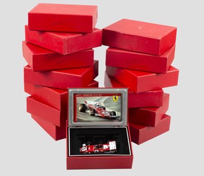 une boîte rouge sur laquelle figure l'image d'une voiture de course
