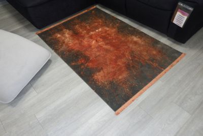 un canapé noir et un fauteuil noir dans un salon